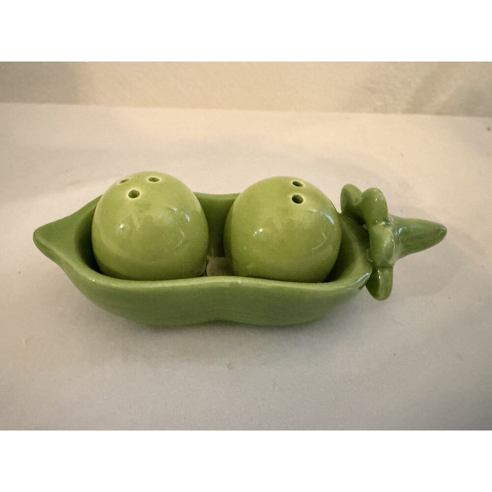 Green Two Peas In A Pod Salt & Pepper Shaker Pier 1 Bright Garden Green 3 Pcs